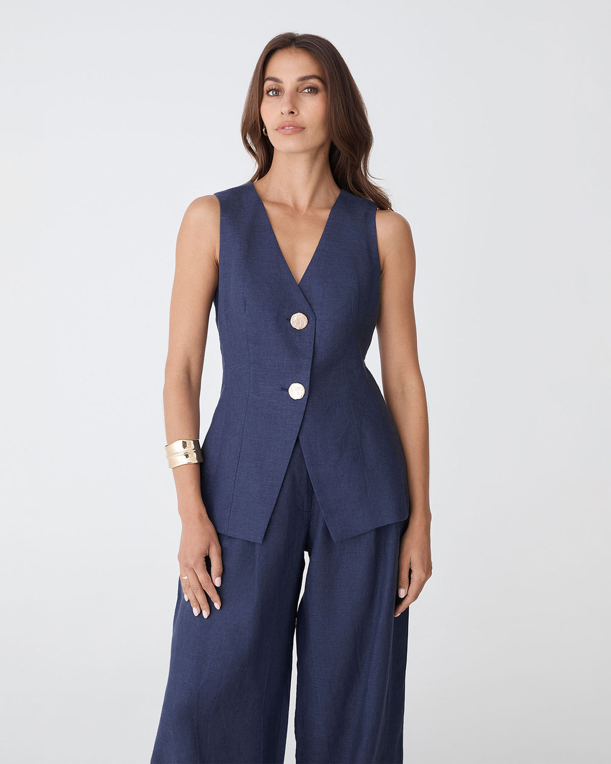 Ami V-Neck Linen Vest in wash navy — close-up view 2